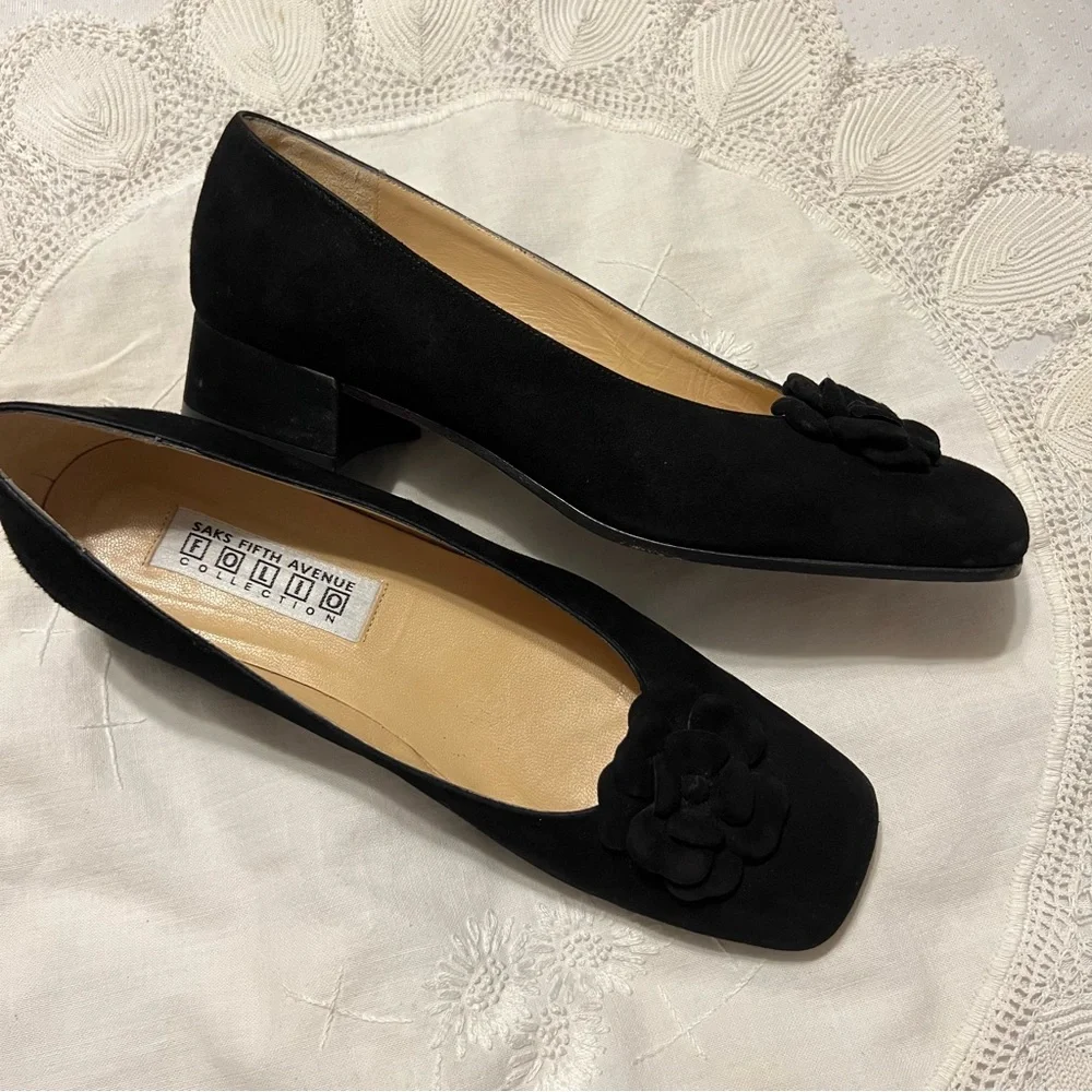 Saks Fifth Avenue Folio Collection Black Suede Pumps Heels Rosette 8.5 AA